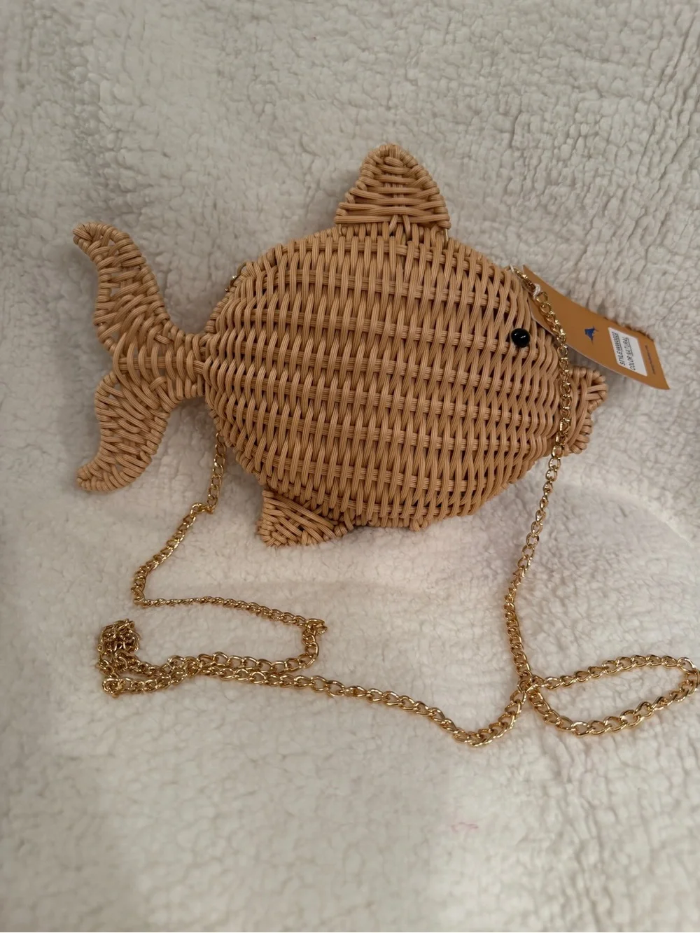 TOMMY BAHAMA wicker Fish-Shaped Crossbody Bag in Natural Tan